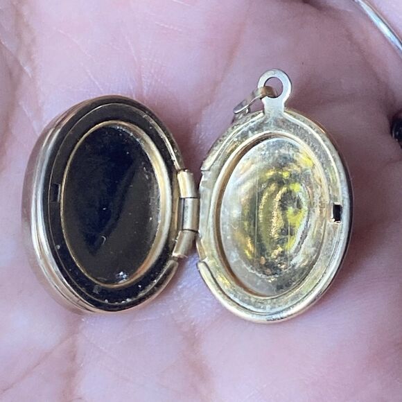 Vintage Gold Tone Floral Roses Locket Pendant Cottage Garden Whimsy Ethereal - Picture 3 of 10